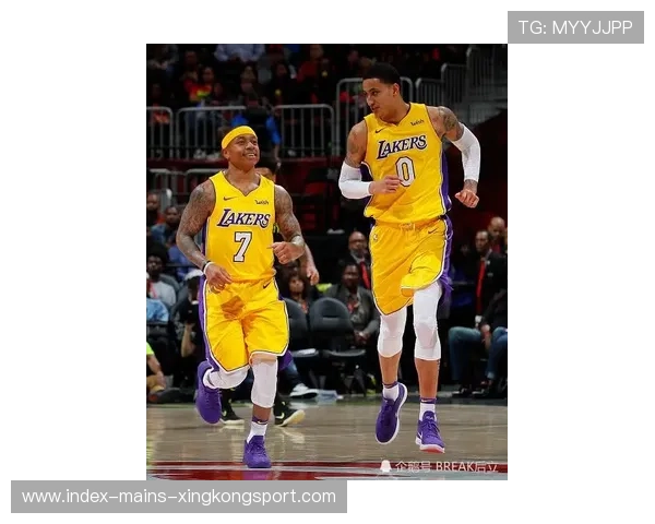 三人篮球惊现神队友:无人防守却选择投自己脚 三人篮球惊现神队友:无人防守却选择投自己脚