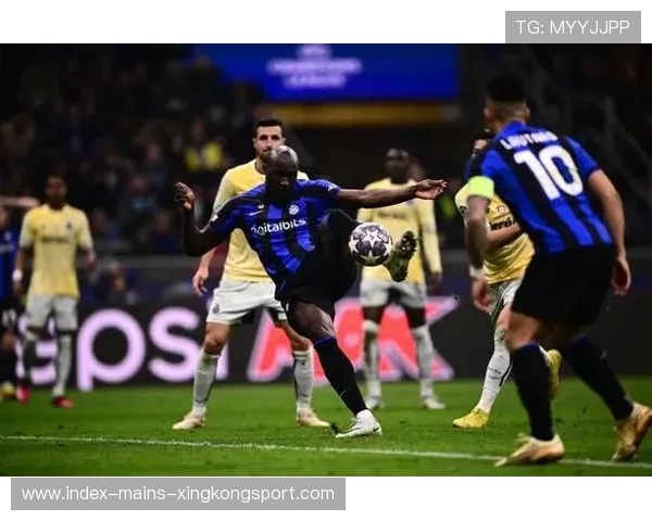 卢卡库门前半转身捅射制造极大危险,力压对手成就经典瞬间