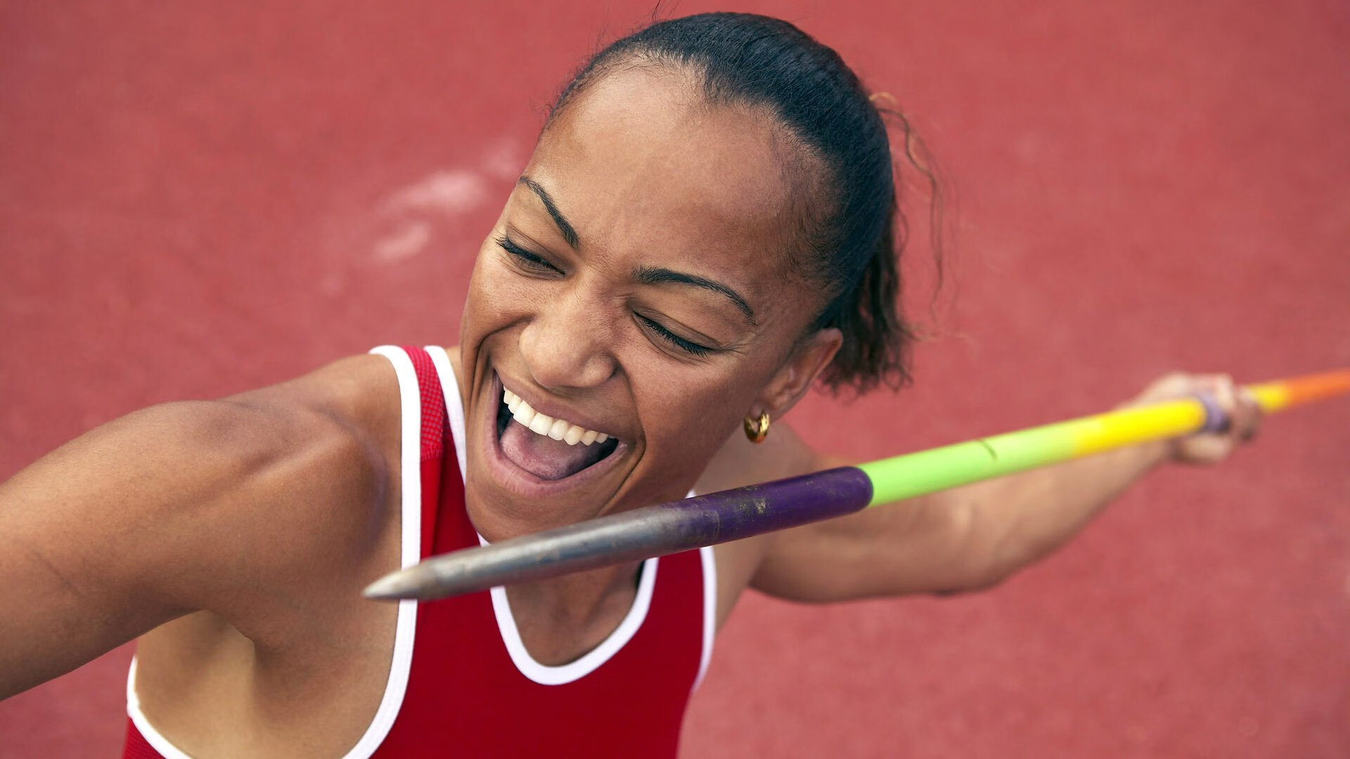 山地自行车林道之夜 头灯与反光标志勾勒出蜿蜒赛道